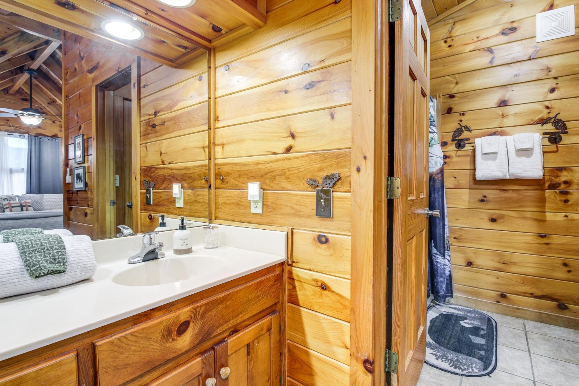 Pigeon Forge Cabin Premier Location And Hot Tub Exterior photo